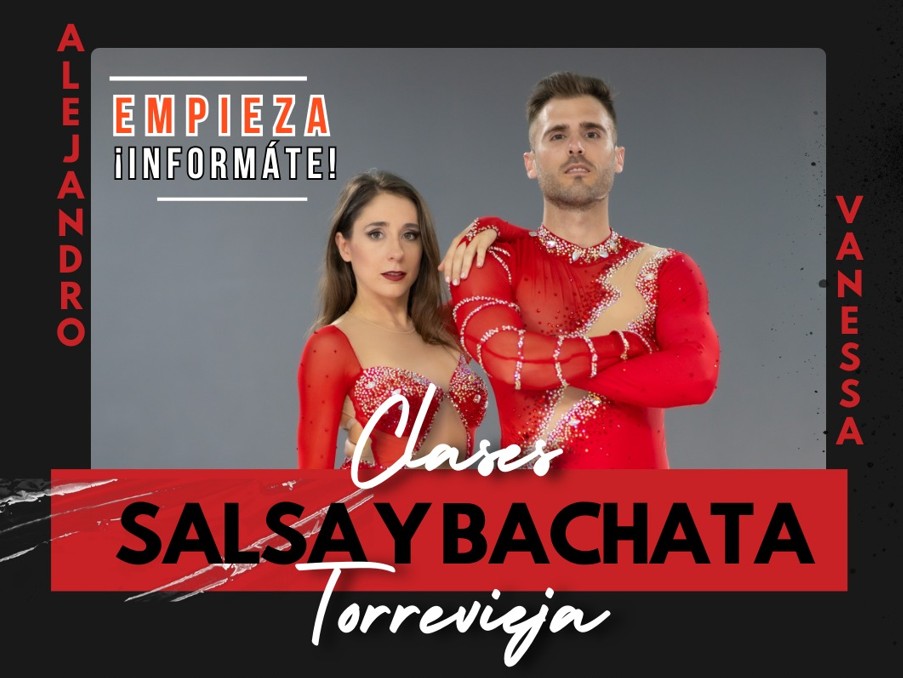 Grupo de alumnos bailando en la sala principal